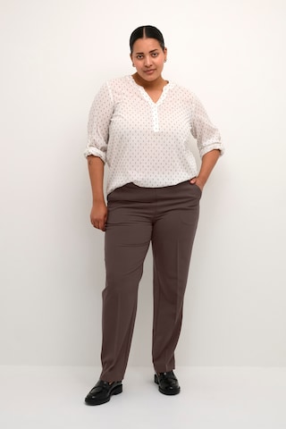 Effilé Pantalon 'KCSakira' KAFFE CURVE en marron