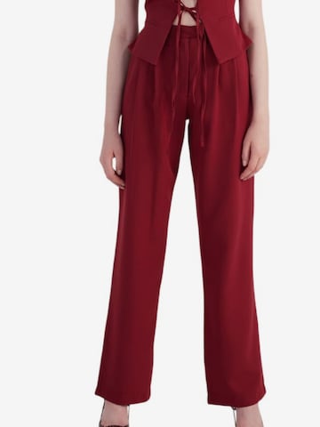 Pantalon à pince HOLLY LOLLY en rouge : devant
