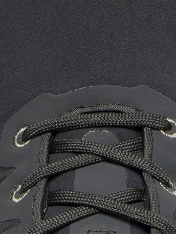 MAMMUT Flats in Black