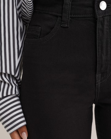 WE Fashion Skinny Fit Дънки в черно
