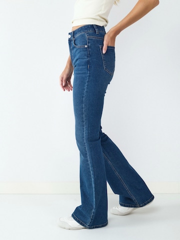 BALMOHK Flared Jeans i blå: forside