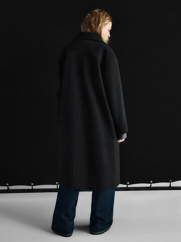 BershkaPrijelazni kaput - crna boja