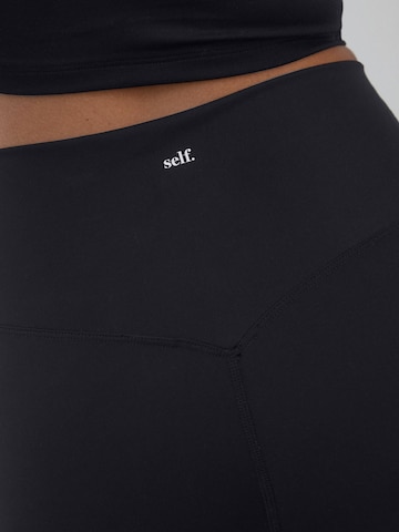 self. Skinny Shorts in Schwarz