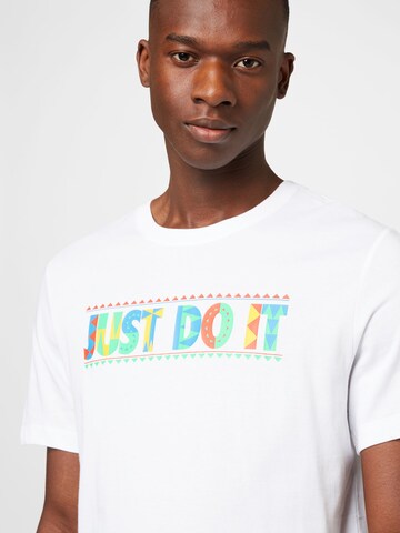 T-Shirt fonctionnel NIKE en blanc