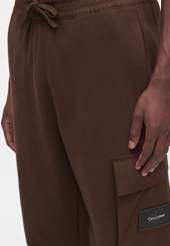 Effilé Pantalon cargo Calvin Klein Jeans en marron