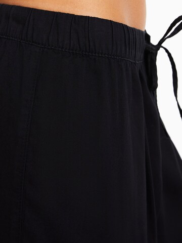 Bershka Wide Leg Hose in Schwarz