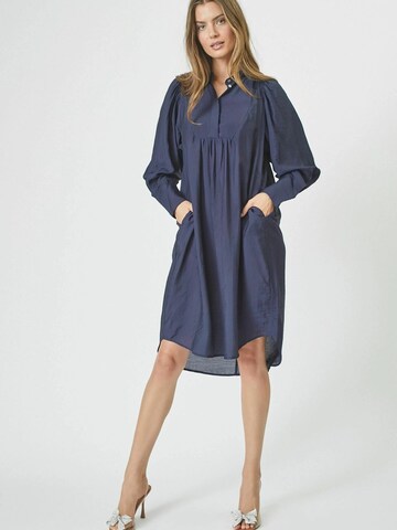 Robe 'Callum' co'couture en bleu