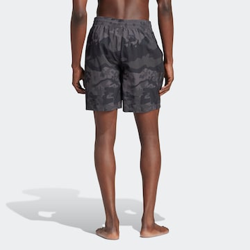 ADIDAS ORIGINALS Badeshorts i grå