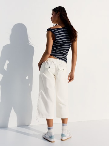 Bershka Ohlapna forma Hlače | bela barva