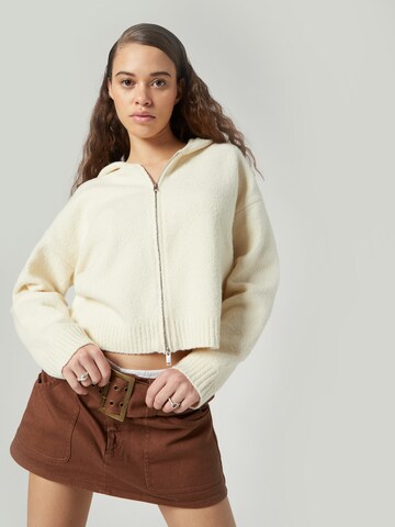 Bella x ABOUT YOU Knit cardigan 'Doreen' in Beige: front