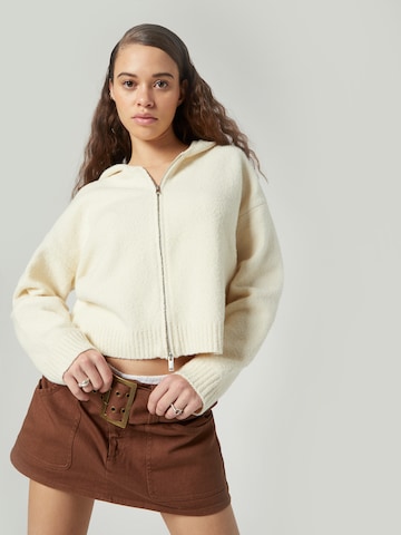 Bella x ABOUT YOU Knit Cardigan 'Doreen' in Beige: front