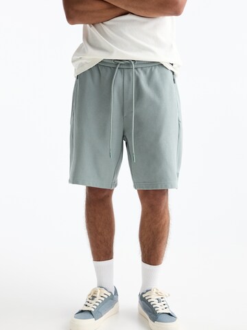 Pull&Bear Loosefit Shorts in Grün: Vorderseite