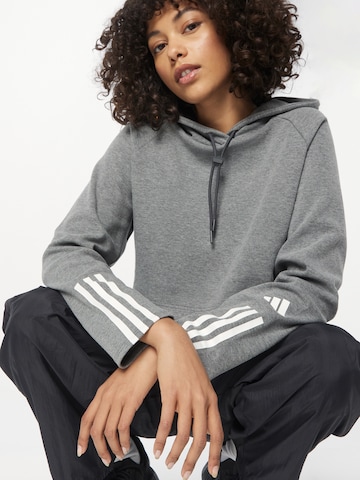 ADIDAS PERFORMANCE - Sweatshirt de desporto 'Train Essentials Train  3-Stripes' em cinzento