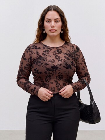 Vero Moda Curve Blouse 'VMCFLORA' in Brown: front