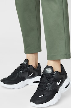 Nike Sportswear Nízke tenisky 'Air Max Advantage 4' v čiernej / bielej