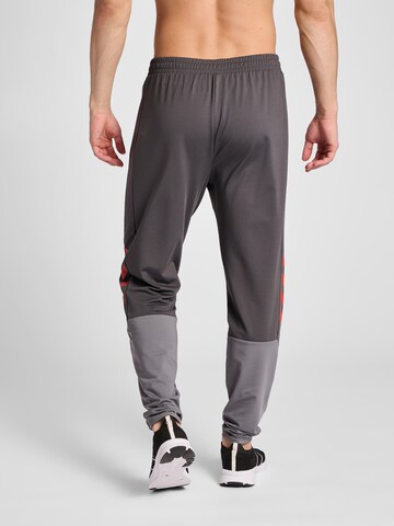 Hummel Tapered Sporthose in Grau