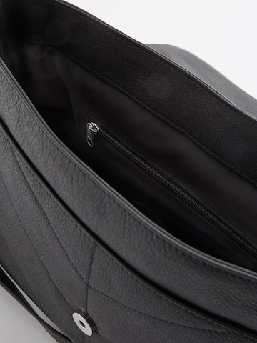 Next Schultertasche in Schwarz