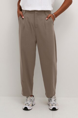 Tapered Pantaloni con pieghe di Kaffe in marrone: frontale