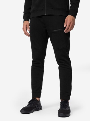 4F Tapered Sportbroek 'CAS M139' in Zwart: voorkant