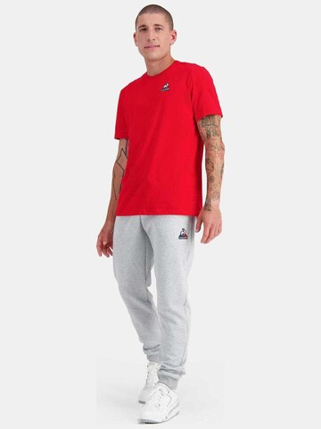 LE COQ SPORTIF - Camiseta 'Le Coq Sportif Ess Tee Ss' en rojo