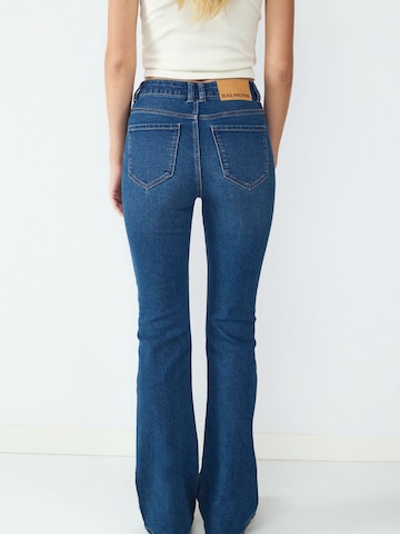 BALMOHK Flared Jeans i blå