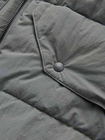 Next - Chaleco en gris