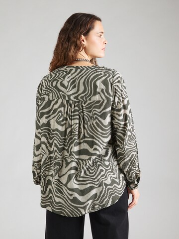 ONLY Carmakoma - Blusa 'RIthilda Anita' en verde