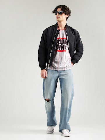AMPLIFIED - Camiseta 'RUN DMC' en rojo