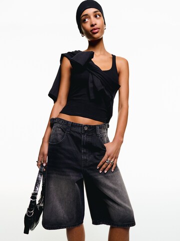 Bershka Baggy Jeans in Black: front