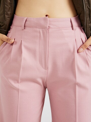 Regular Pantalon à pince Trendyol en rose