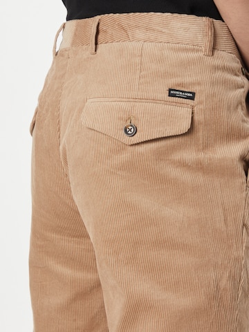 Slimfit Pantaloni con pieghe 'Blake' di SCOTCH & SODA in marrone