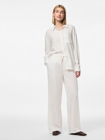 PIECES - Pierna ancha Pantalón 'PCPia' en blanco