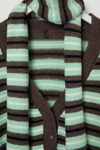 Trendyol Set: Strickjacke und Schal in Braun