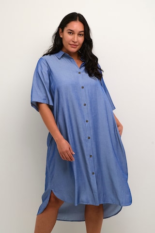 KAFFE CURVE - Vestido camisero 'Nora' en azul: frente