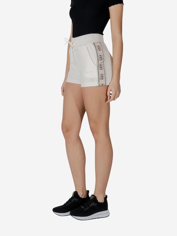 Slimfit Pantaloni sportivi 'BRITNEY V3GD13 KB3P2' di GUESS in beige