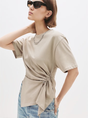Tricou de la Pull&Bear pe gri: față