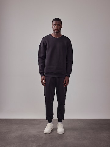 DAN FOX APPAREL كنزة رياضية 'The Essential' بلون أسود