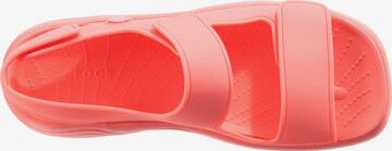 Crocs - Sandália em rosa