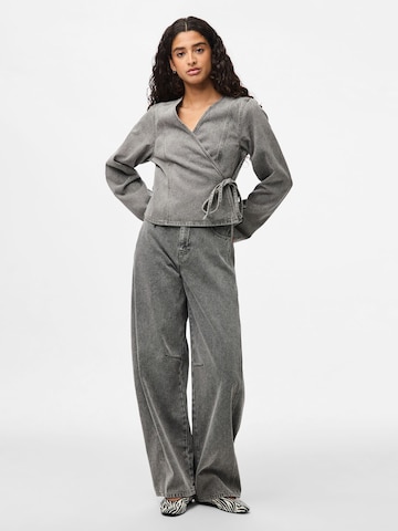 PIECES - Blusa en gris
