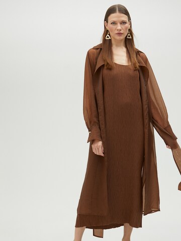 Abito di Lola Casademunt in marrone