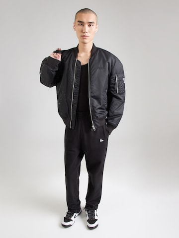 NEW ERA regular Παντελόνι 'ESSENTIALS' σε μαύρο