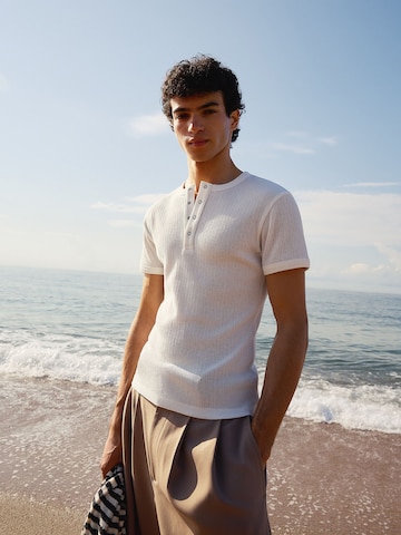 Bershka Shirt in White: front