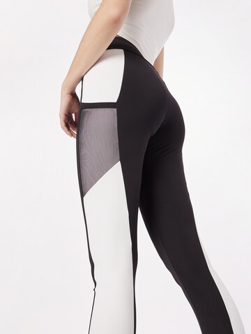 ABOUT YOU - Skinny Calças de desporto 'Colleen' em preto