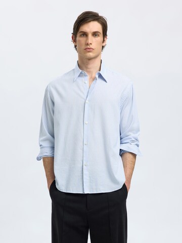 Coupe regular Chemise SELECTED en bleu : devant