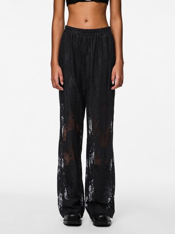 PIECES Loosefit Hose 'PCNORINNE' in Schwarz: Vorderseite