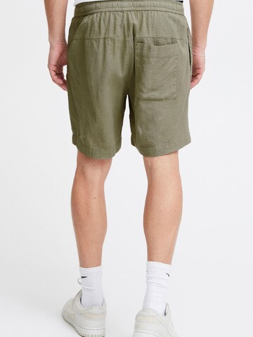 Regular Pantalon chino 'Frevne' !Solid en vert