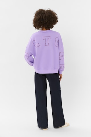 CULTURE - Sweatshirt 'Angela Charlie' em roxo