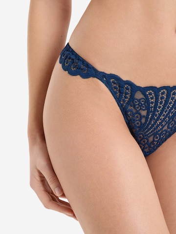 String 'Etreinte' di ETAM in blu