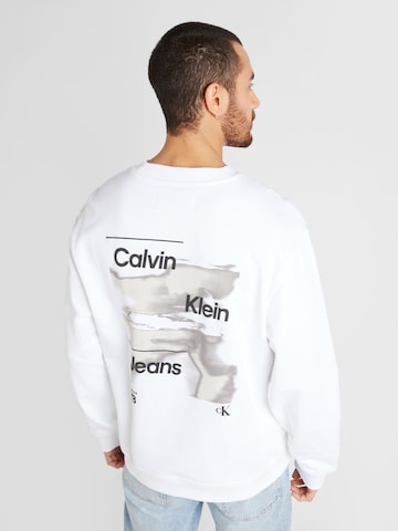 Sweat-shirt Calvin Klein Jeans en blanc : devant