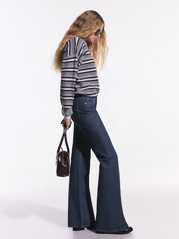 Bershka Bootcut Jeans in Blau